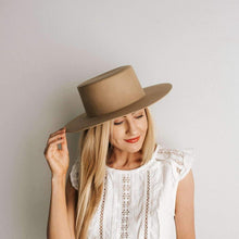 Load image into Gallery viewer, Dahlia Boater